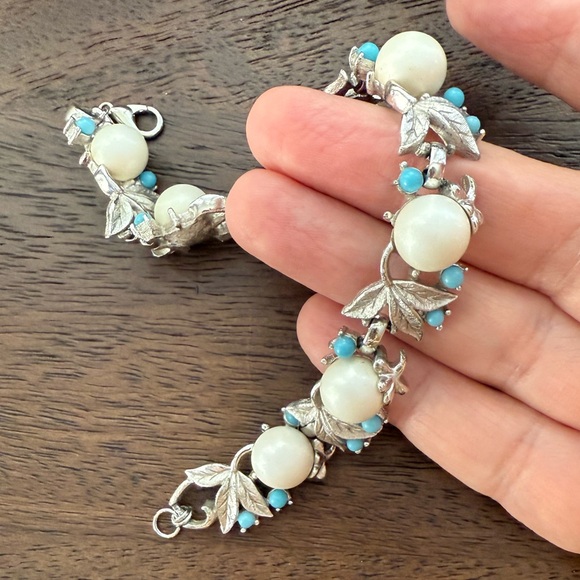 Sarah Coventry faux pearl turquoise silver tone metal heavy set bracelet - Picture 3 of 6
